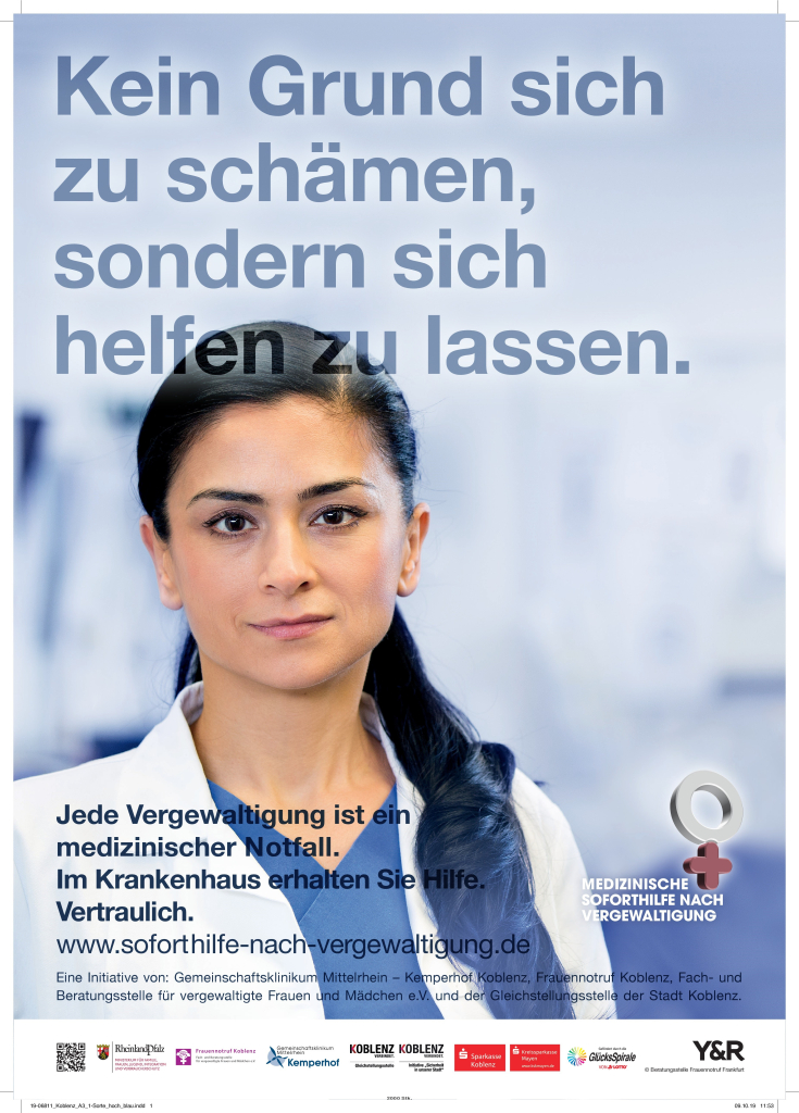 Auf dem Foto ist eine Ärztin zu sehen, sie hat einen freundlichen Gesichtsausdruck, hat ihre schwarzen Haare zu einem Zopf gebunden und sie trägt einen weißen Kittel. Der Text oben auf dem Foto lautet: Kein Grund sich zu schämen, sondern sich helfen zu lassen. Unten steht: Jede Vergewaltigung ist ein medizinischer Notfall. Im Krankenhaus erhalten Sie Hilfe. Vertraulich. Internetadresse. www.soforthilfe-nach-Vergewaltigung.de