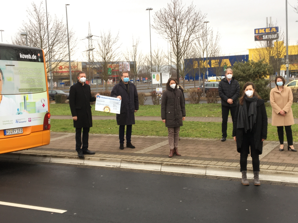 Foto von der Eröffnung der Buswerbung für die Medizinische Soforthilfe in Koblenz
