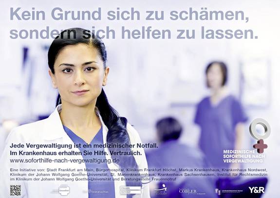 Plakat zur Medizinischen Soforthilfe nach Vergewaltigung Text: Kein Grund sich zu schämen, sondern sich helfen zu lassen. Jede Vergewaltigung ist ein Medizinischer Notfall. Im Krankenhaus erhalten Sie Hilfe. Vertraulich.